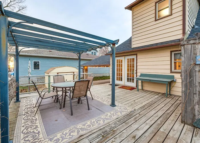 Clear Lake Vacation Rental: Walk To Town / Beach!