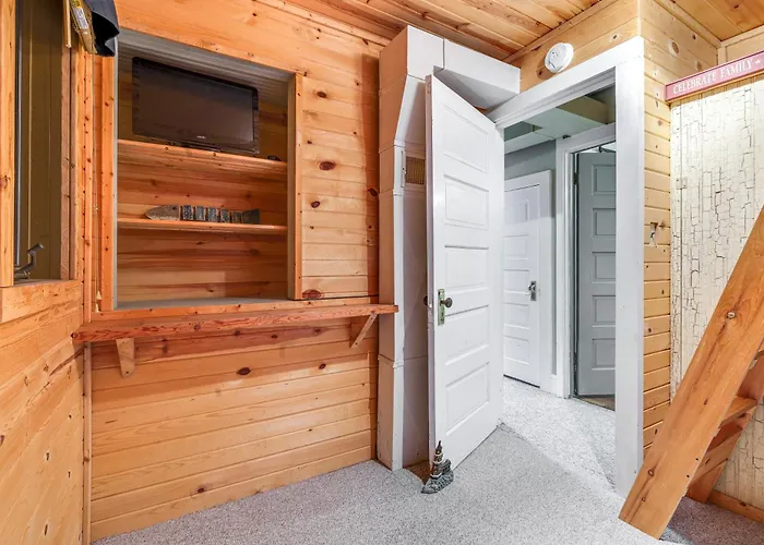 Clear Lake Vacation Rental: Walk To Town / Beach!