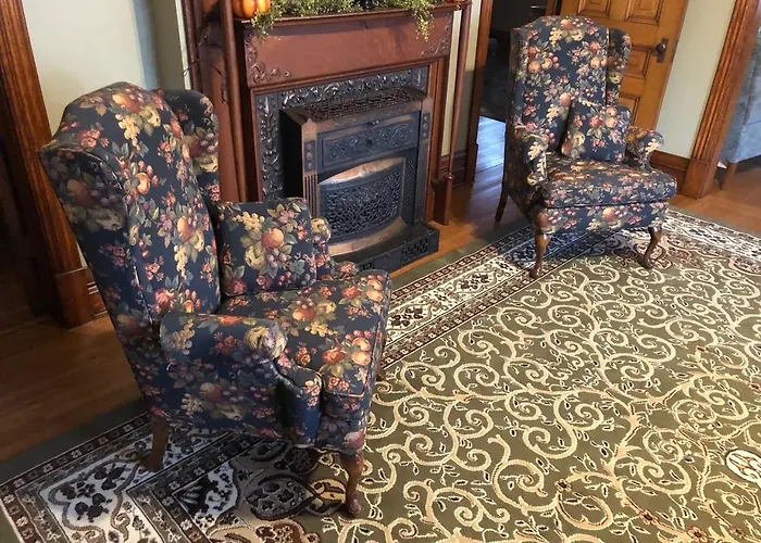 The Clausen House-Historic Home Close To The Lake